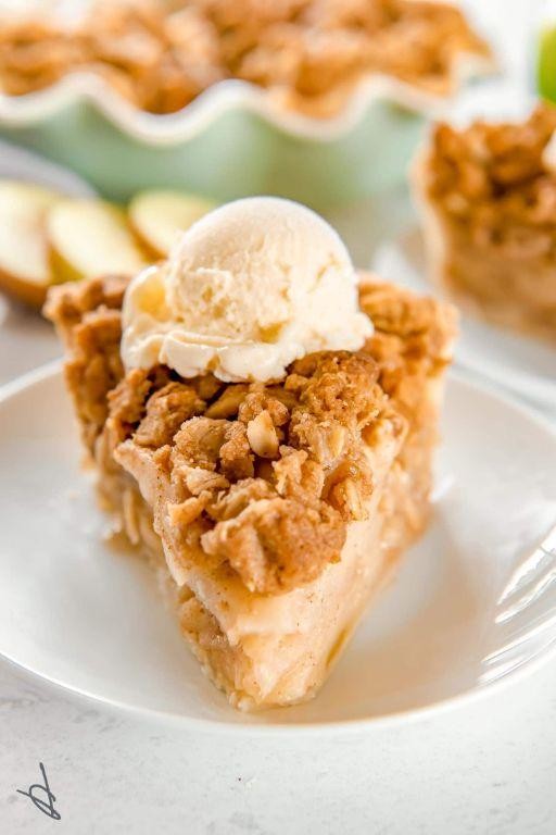 Apple Crumble Pie with Fresh Apples and Oat Topping