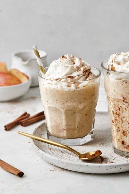 Apple Pie Smoothie with Fresh Apples and Greek Yogurt