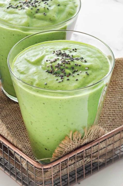 Avocado and Spinach Smoothie with Chia Seeds