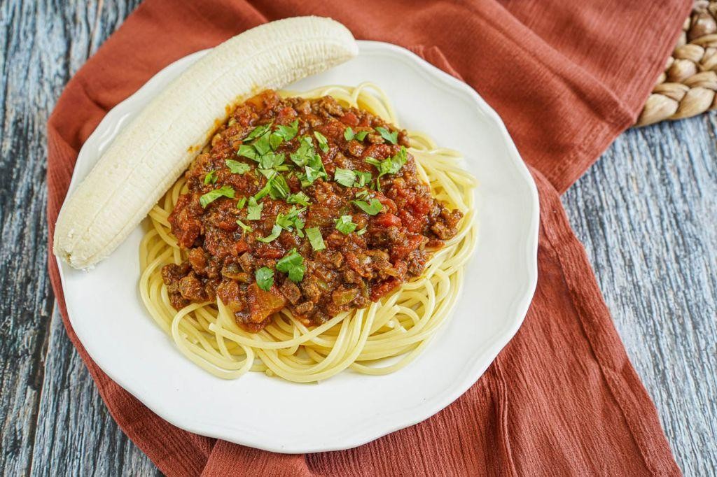 Baasto iyo hilib (Somali spaghetti with meat)