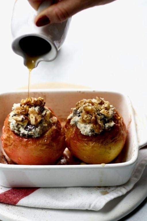 Baked Apples Stuffed with Oats and Raisins