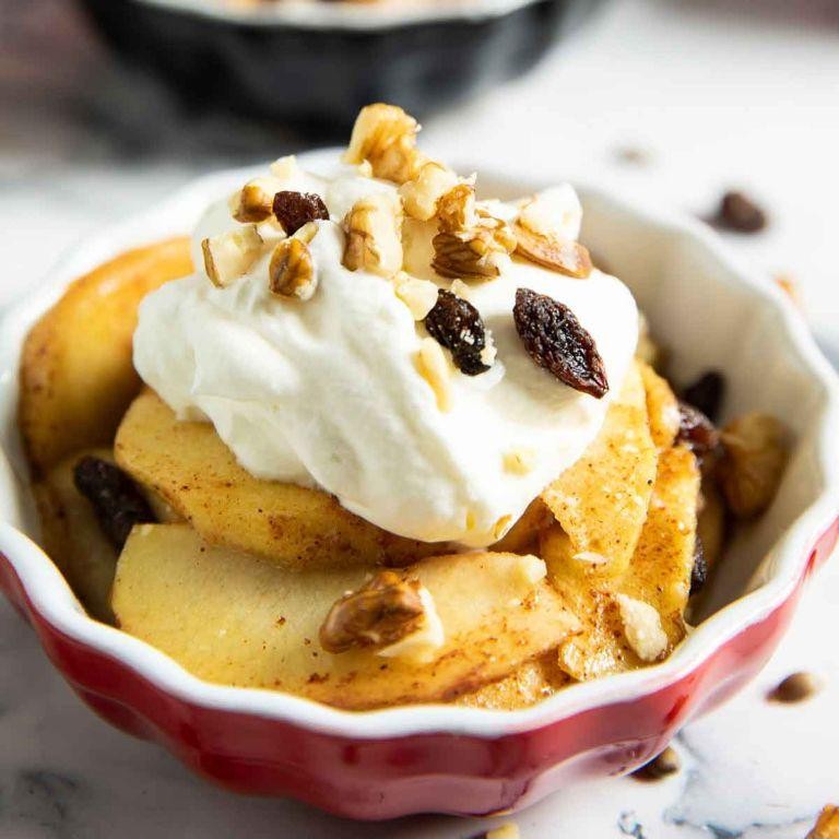 Baked apples with cinnamon and walnuts