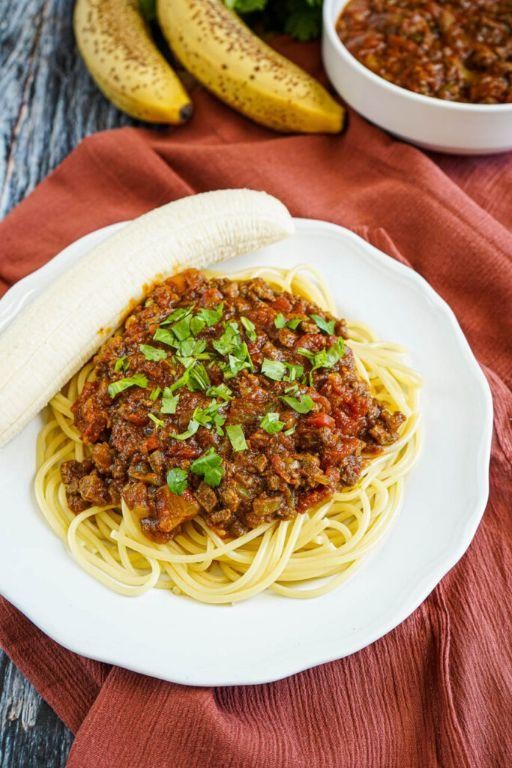 Basta (Somali pasta with meat sauce)