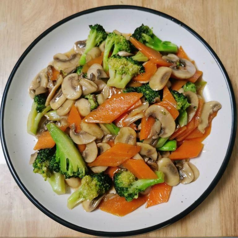Broccoli and Carrot Stir-Fry with Mushrooms