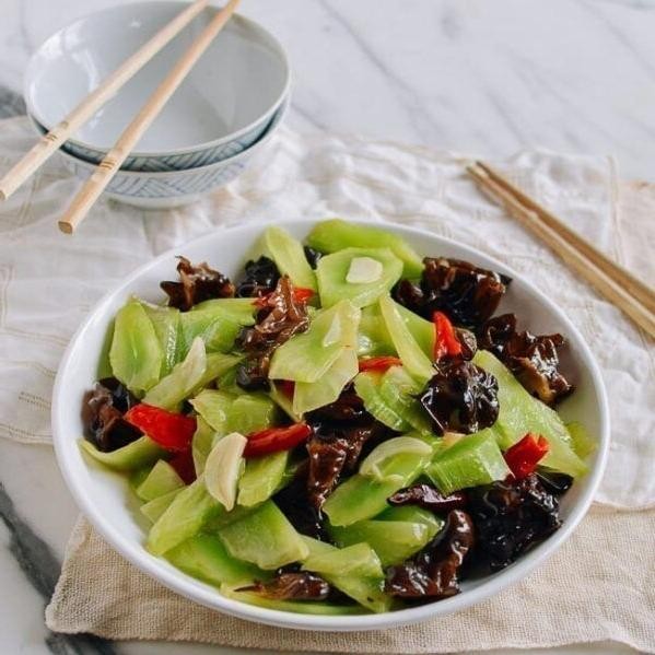 Chinese Cabbage and Wood Ear Mushroom Stir-Fry