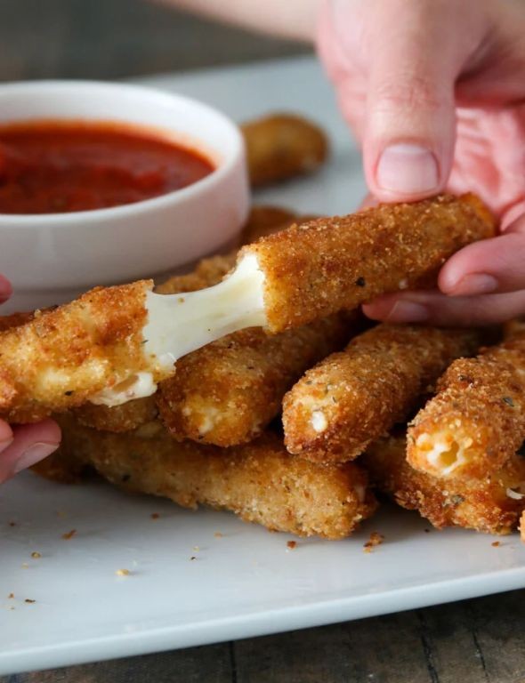 Classic Fried Mozzarella Sticks with Marinara Sauce
