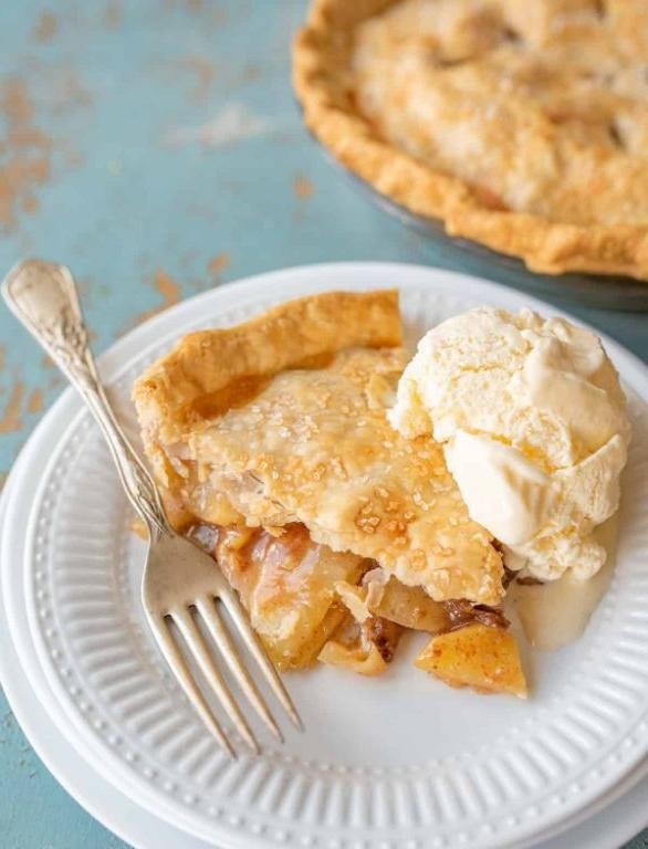 Classic Homemade Apple Pie with Fresh Apples