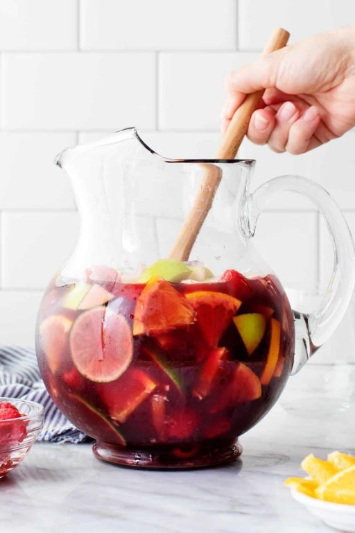 Classic Sangria with Red Wine and Fresh Fruits