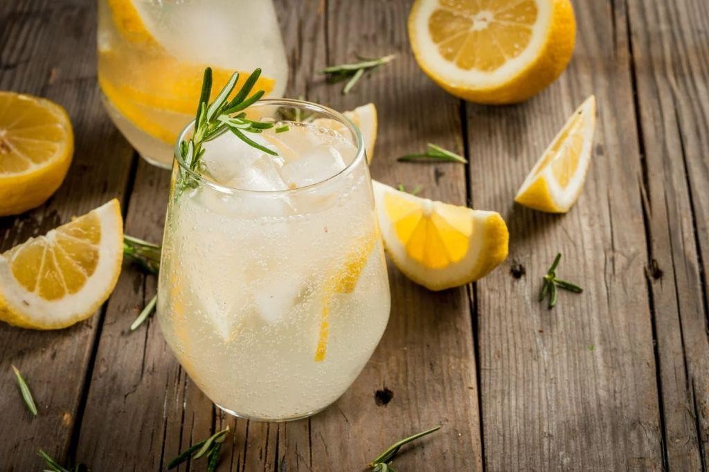 Classic White Wine Spritzer with Lemon