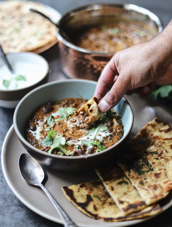 Dal Makhani Hummus with Naan Chips