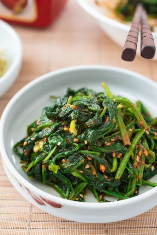 Easy Korean Spinach Side Dish (Sigeumchi Namul)