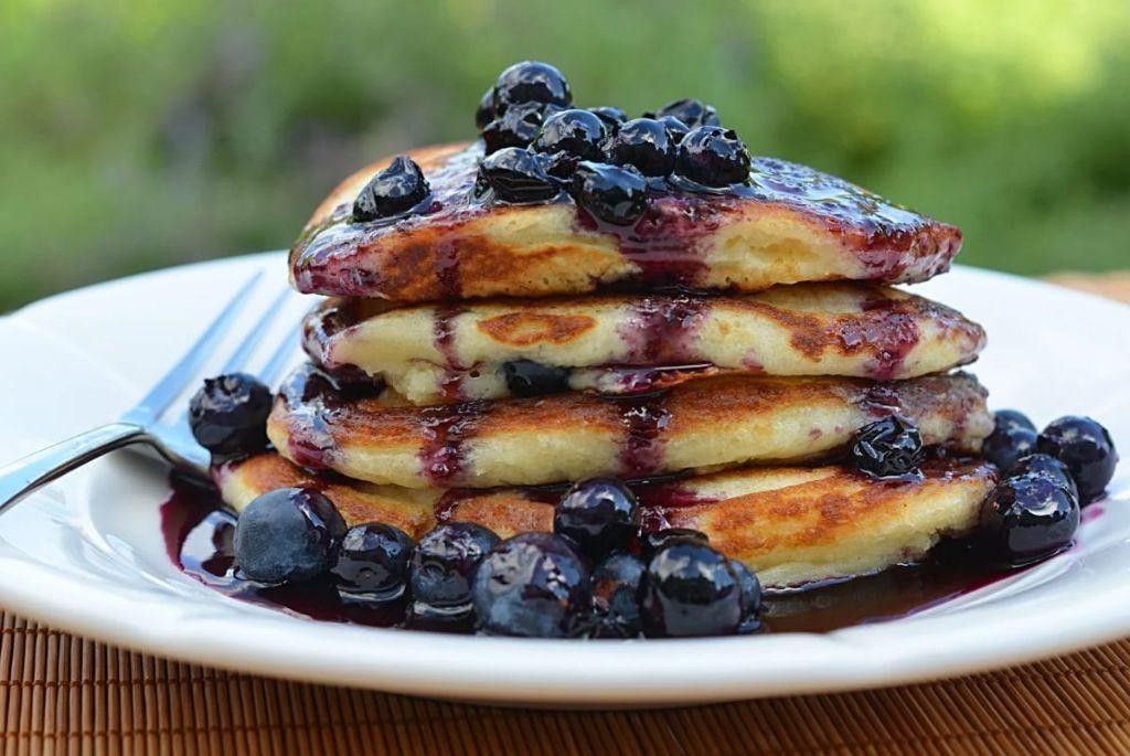 Fluffy Blueberry Pancakes with Maple Syrup