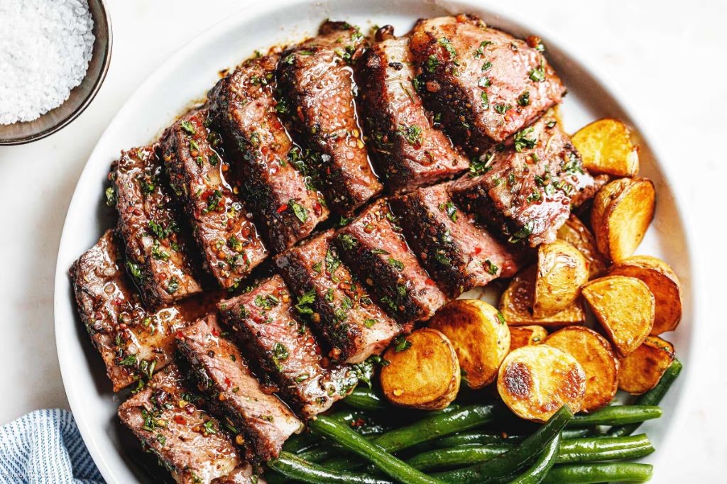 Garlic Butter Steak with Roasted Potatoes and Green Beans