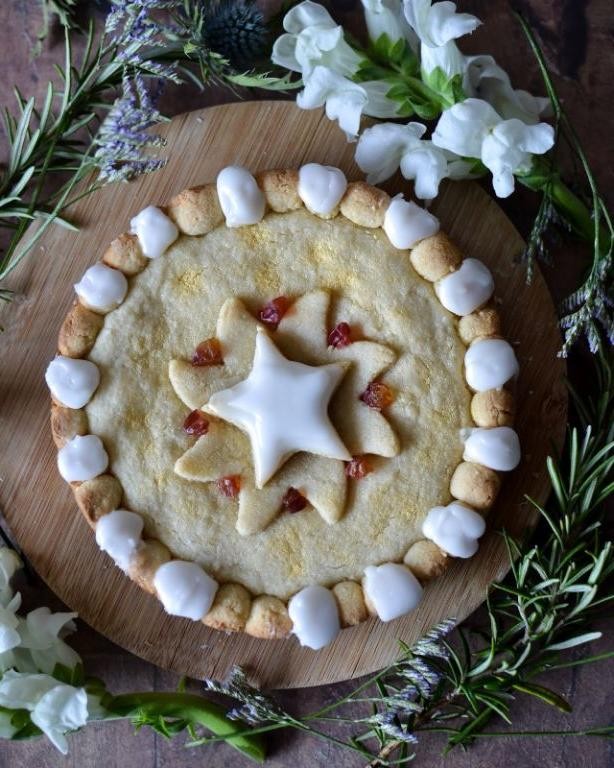 Gilded marchpane (marzipan) desserts