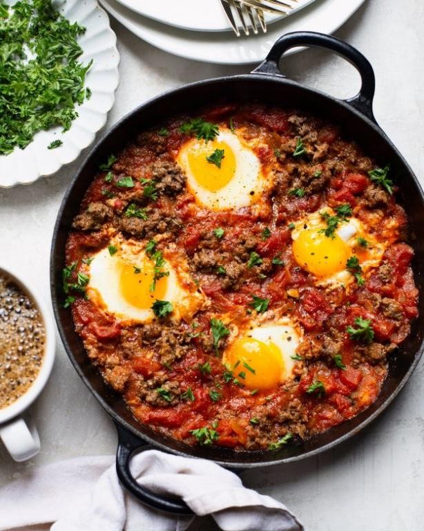 Hamburger Breakfast Shakshuka with Spicy Tomato Sauce