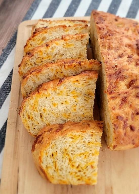 No Knead Cheese and Herb Bread