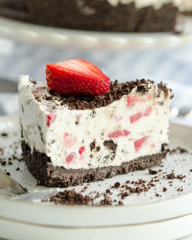 Oreo Strawberry Cheesecake Pie