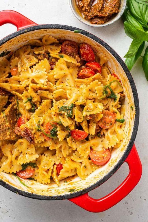 Pesto Macaroni with Sun-Dried Tomatoes