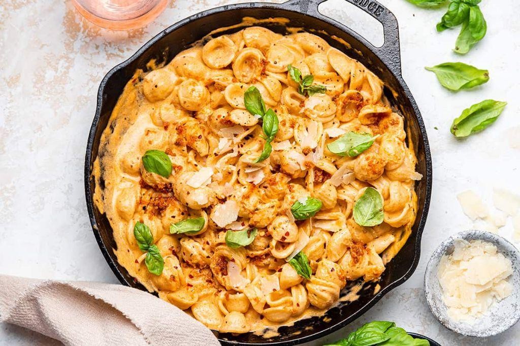 Pesto and Sun-Dried Tomato Spaghetti Pie
