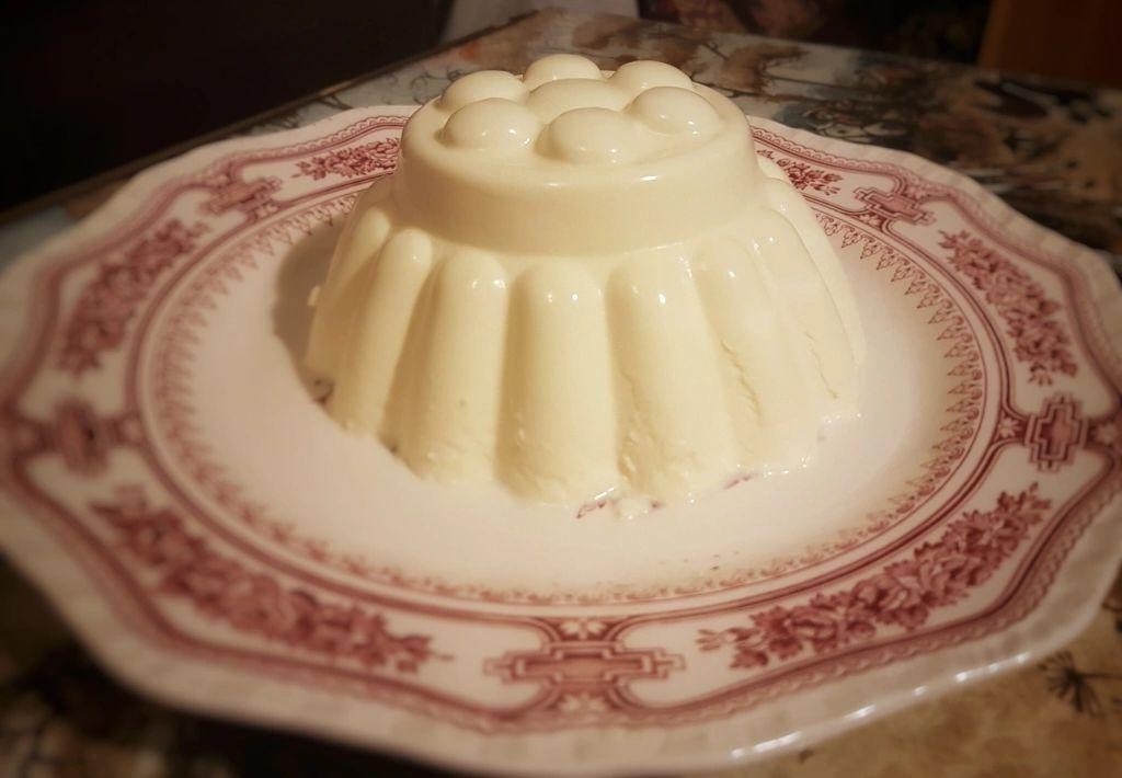 Renaissance-style blancmange with almonds