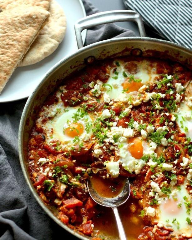 Roasted Red Pepper and Garlic Shakshouka