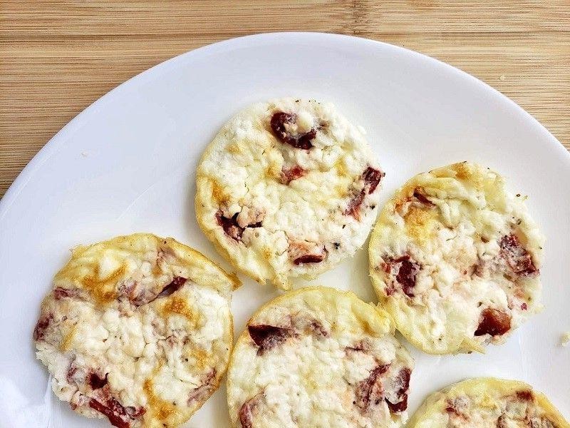 Roasted Red Pepper and Goat Cheese Egg White Bites
