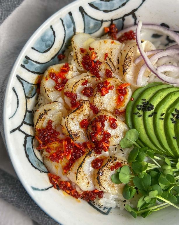 Scallop Sushi Bowl with Tobiko and Green Onion