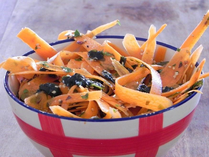 Sesame-Garlic Wakame Salad with Carrots