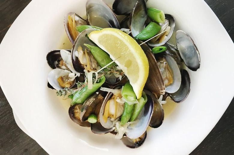 Shallot and Thyme Steamed Clams