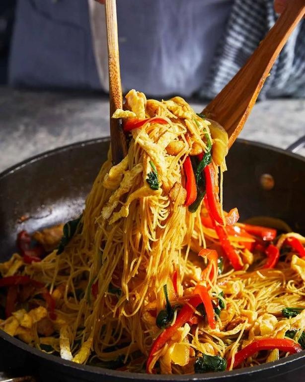 Singapore Noodles with Chicken and Bell Peppers