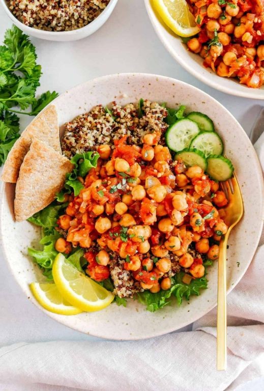 Spicy Sriracha Chickpea Power Bowl with Quinoa
