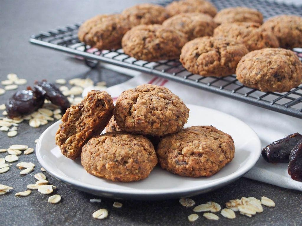 Vanilla Oatmeal Cookies with Dates