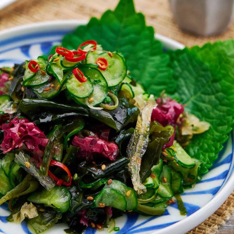 Wakame and Bell Pepper Salad with Toasted Sesame Seeds