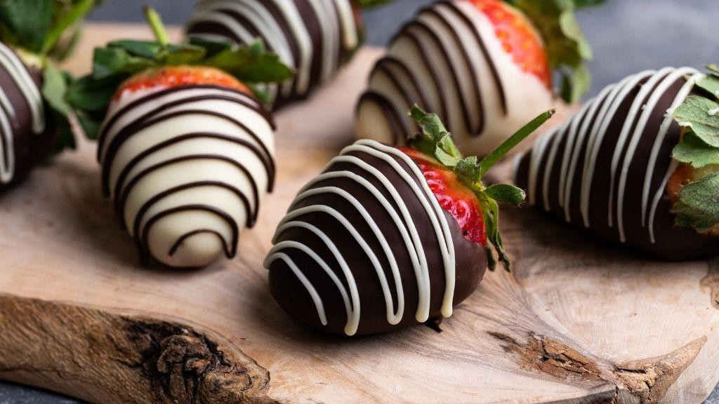 White Chocolate Strawberries with Dark Chocolate Drizzle