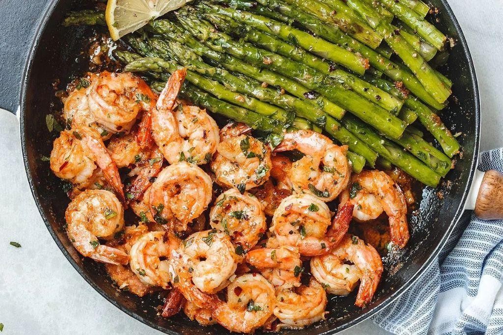 Zesty Lemon Garlic Shrimp Boil with Asparagus