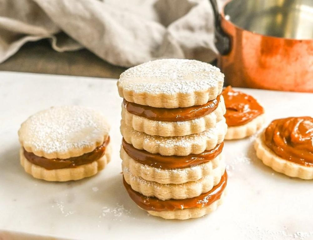 Alfajores with Dulce de Leche Filling