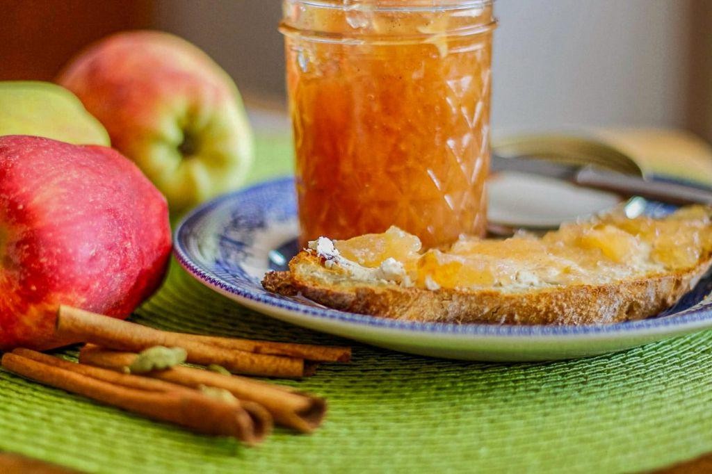 Apple Jelly with Cardamom