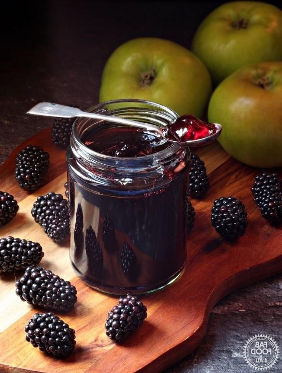 Apple and Blackberry Jelly