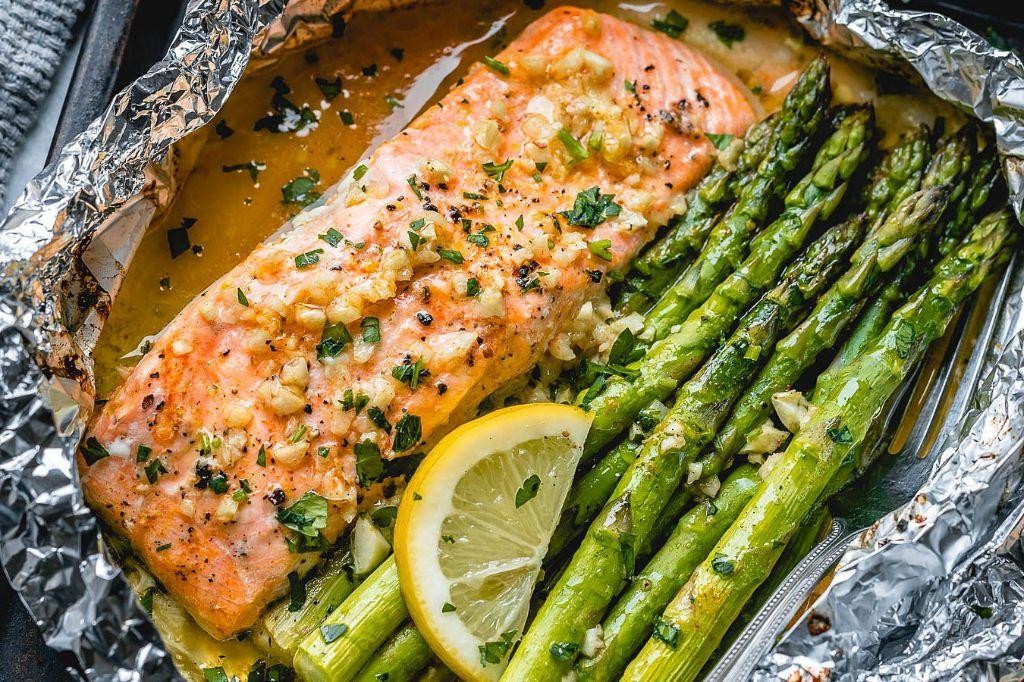 Baked Salmon with Asparagus and Lemon