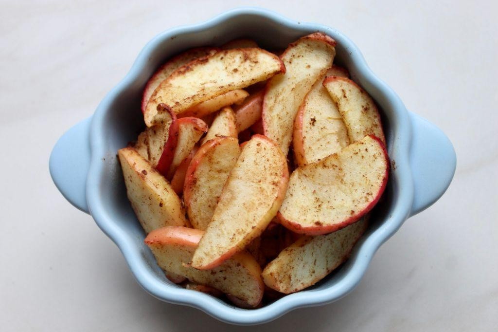 Baked apple wedges with cinnamon