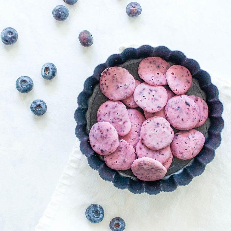 Blueberry and yogurt drops