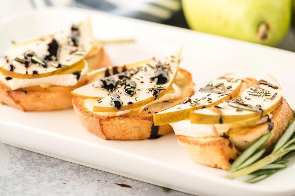 Brie and Pear Crostini