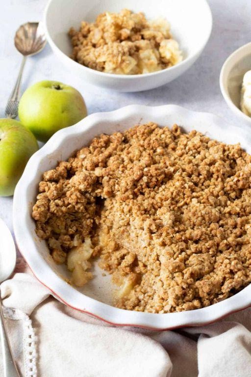 Classic Apple Crumble with Cinnamon