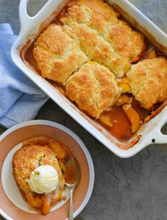 Classic Peach Cobbler with Buttery Crust