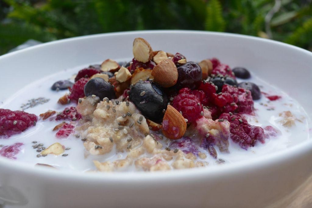 Cordyceps Oatmeal with Chia Seeds and Berries