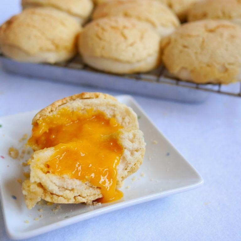 Egg Yolk-Filled Pineapple Buns