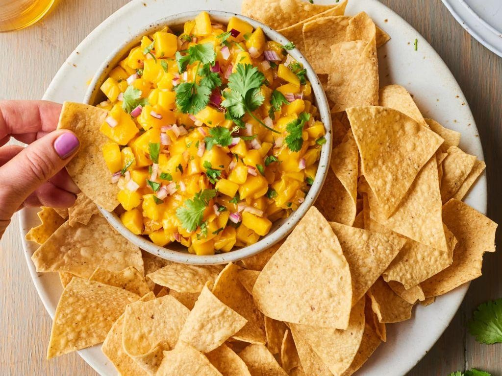 Fresh Mango Salsa with Tortilla Chips