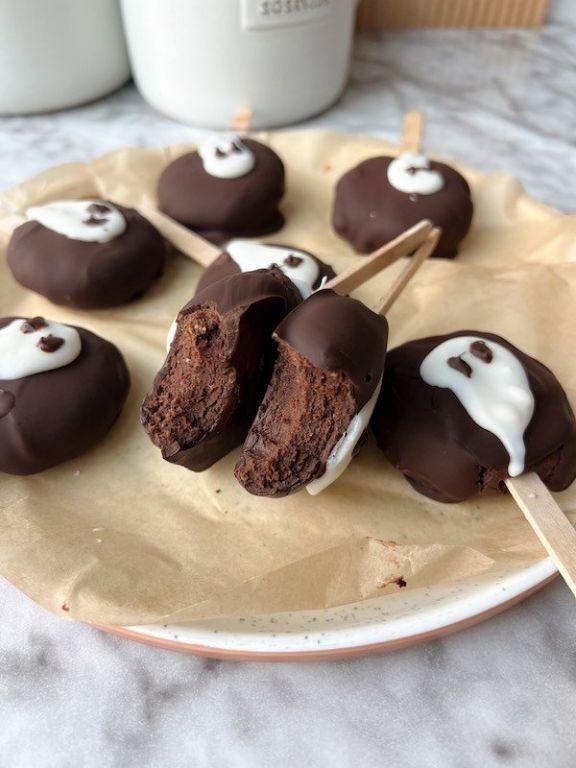 Ghost Oreo Protein Brownies