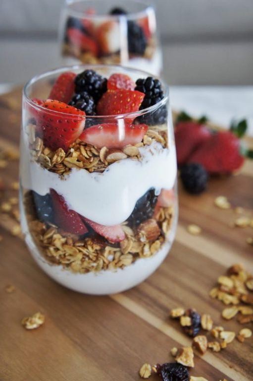 Greek Yogurt Parfait with Granola and Berries