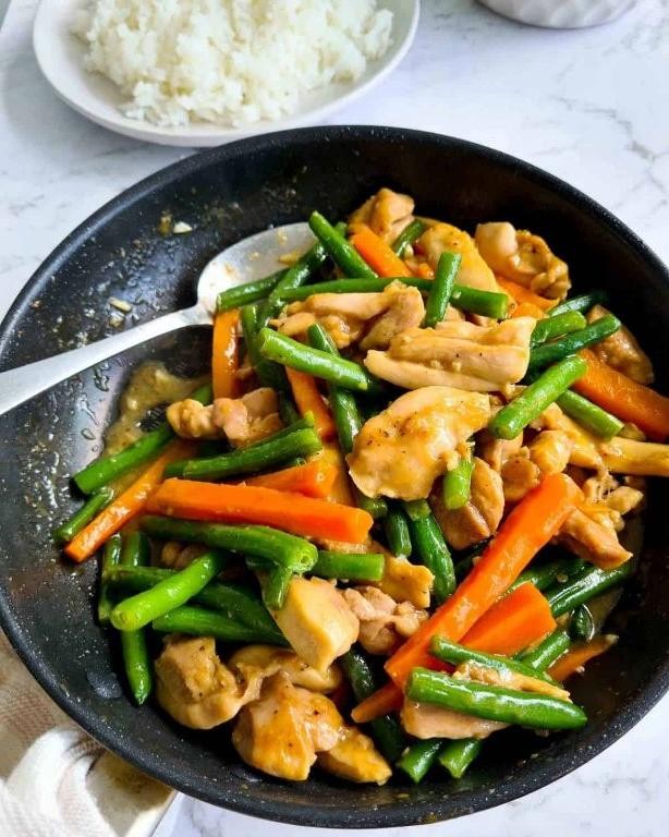 Green Bean and Carrot Stir-Fry with Chicken